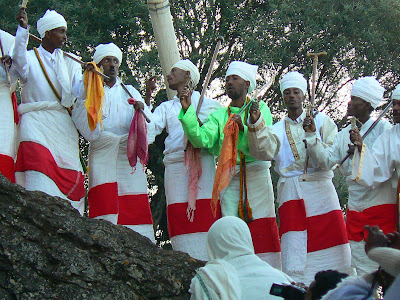 Imagini Etiopia: Craciun la Lalibela Beta Maryam, preoti dansand