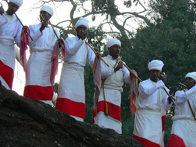 Imagini Etiopia: Craciun la Lalibela Beta Maryam, preoti dansand