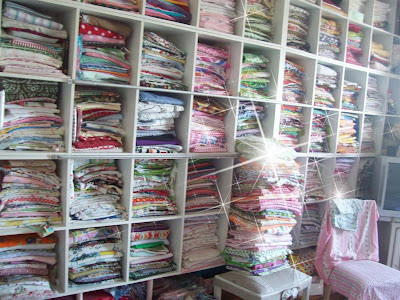 100%SCHOEN: froehliches Stofferaten im Stoffregal....