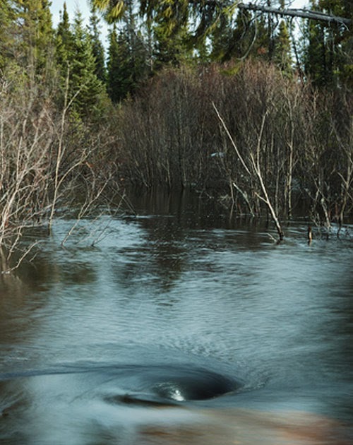 Мильстрим водоворот. Воронка в пруду. Воронки в реке. Воронка в реке. Речные водовороты.
