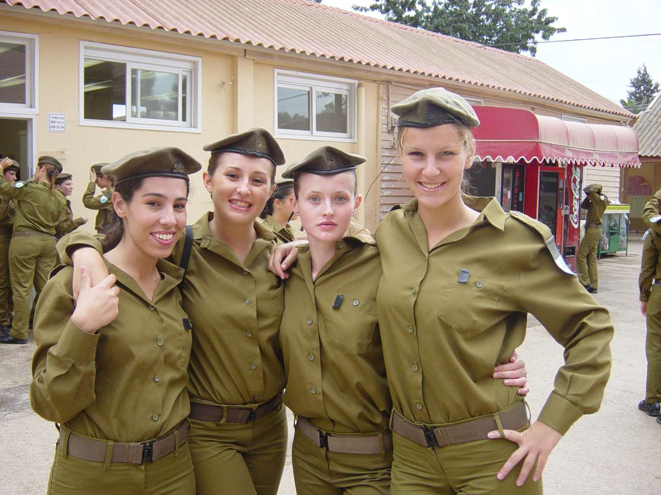 Армейские девочки. Казарма солдат армии обороны Израиля. Израильская Военная форма. Израильская женщина-солдат. Военная форма израильской армии.
