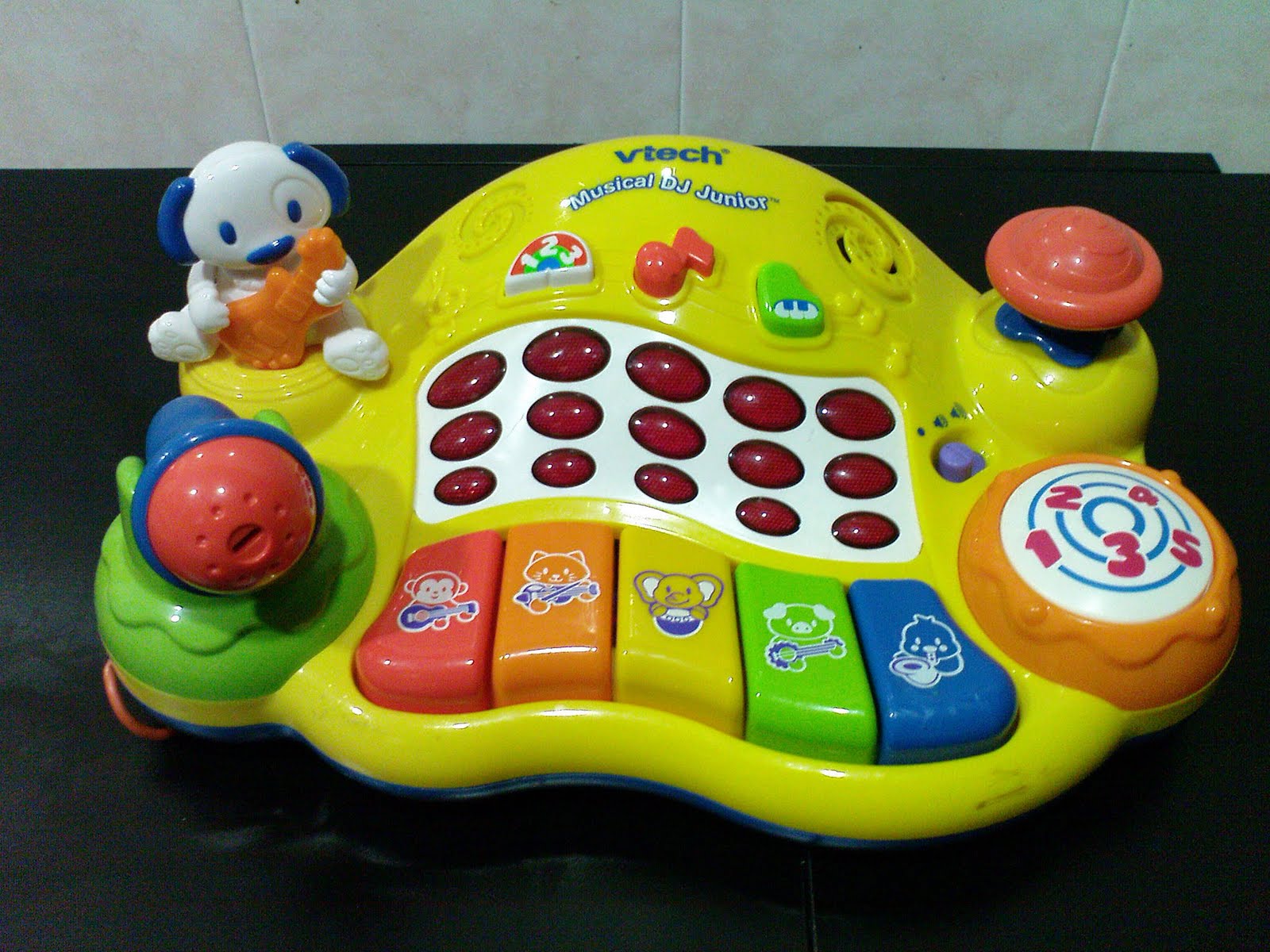 The Pinky Shop: Vtech Musical DJ Junior