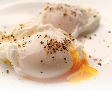 image of El porque se agrega vinagre a los huevos escalfados
