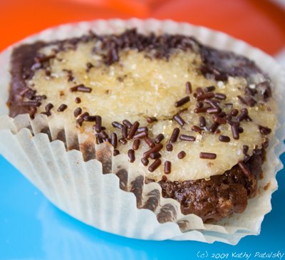 [black_white_cookie_cupcakes-400-7.jpg]