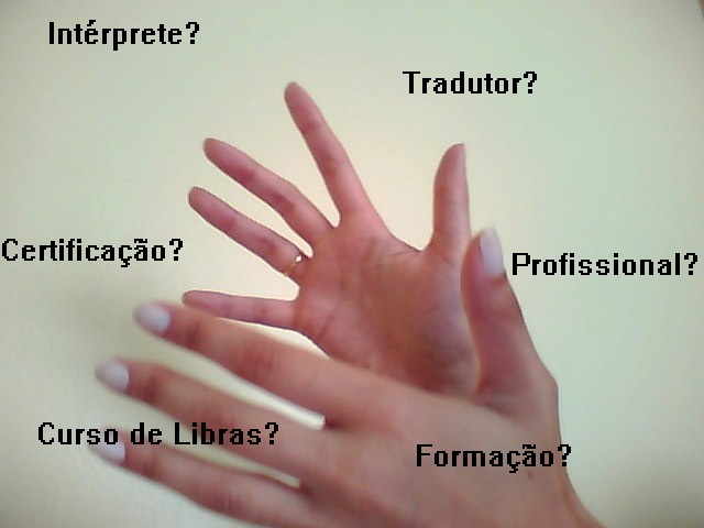 Mãos em movimento indicando um intérprete de libras falando