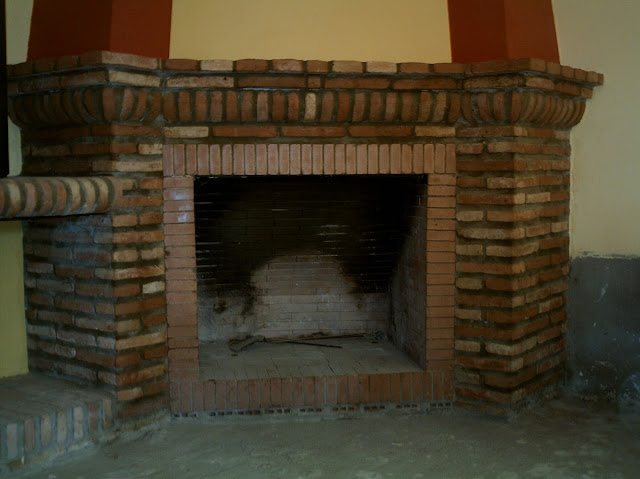 Suelos de barro: Chimenea de ladrillo artesanal.