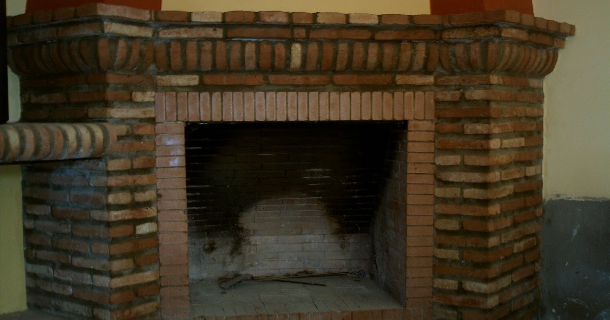 Suelos de barro: Chimenea de ladrillo artesanal.
