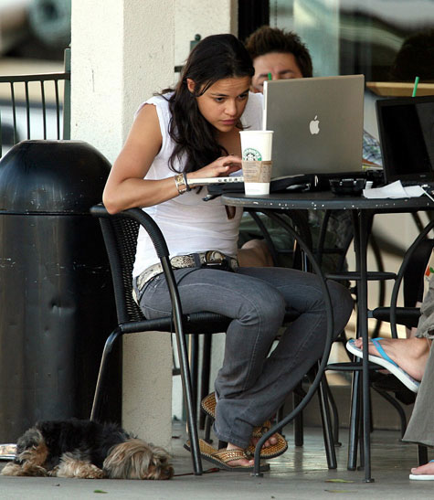[Michelle_rodriguez_macbook.jpg]