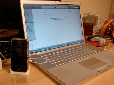 [macbook+iphone+itunes+sync.jpg]