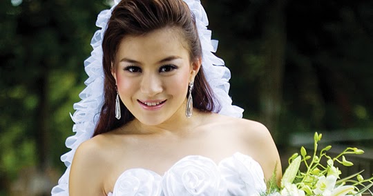 Myanmar Model Wutt Hmone Shwe Yi With White Wedding Fashion Dress Fashion