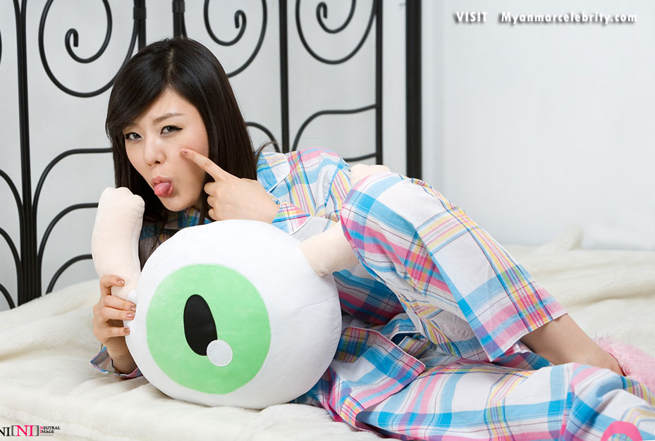 [hwang-mi-hee-pajamas02.jpg]