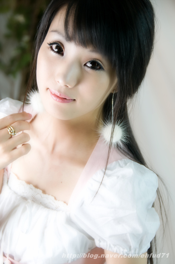 [im-soo-yeon-white-and-pink-01.jpg]
