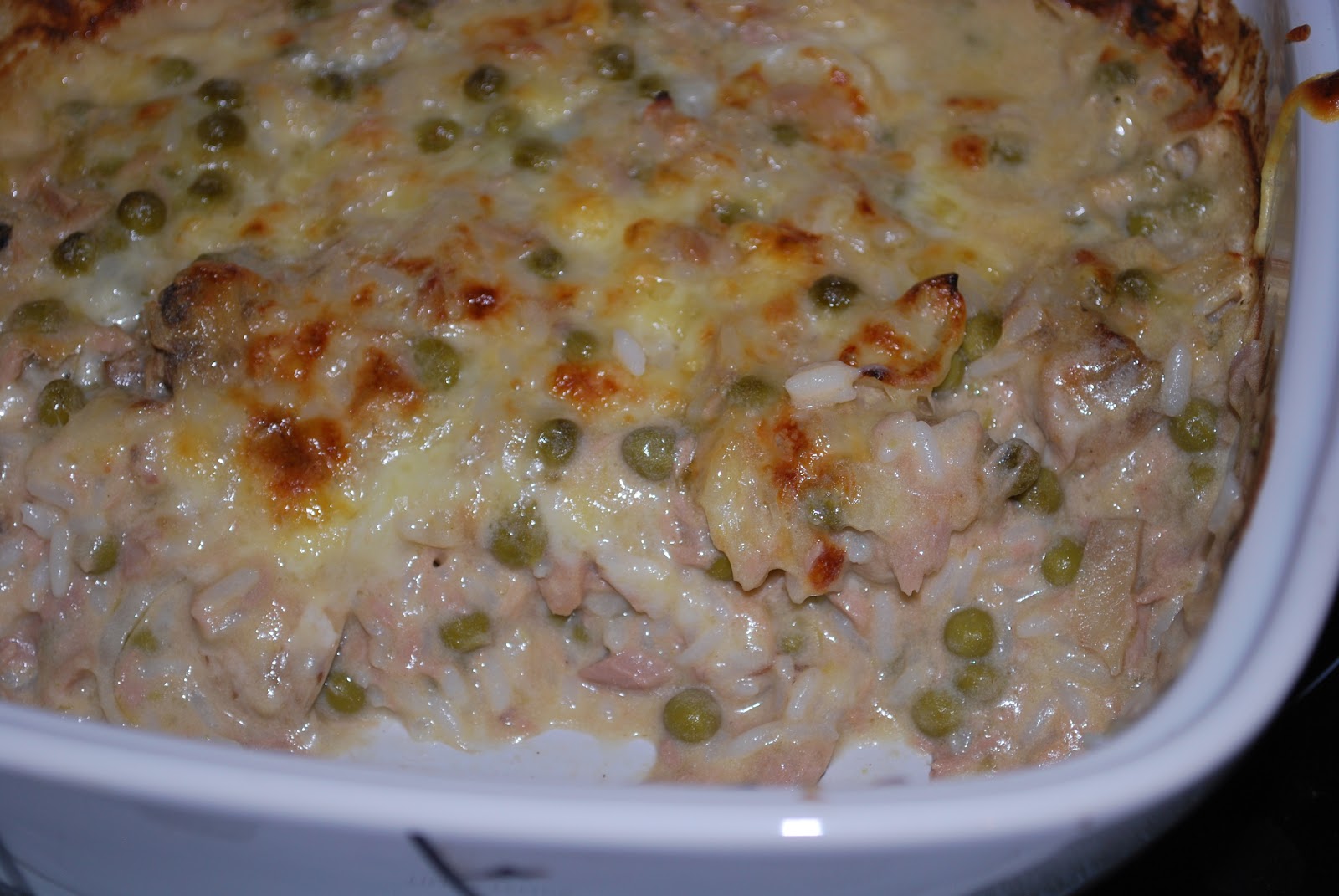 Fil et fouet Casserole de riz au thon gratinée