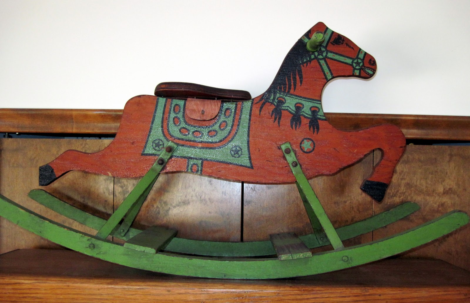Деревянная игрушка лошадка старинные. Деревянные лошадки ручной работы. Конь каталка старинная. Лошадь антиквариат. Chariot перевод