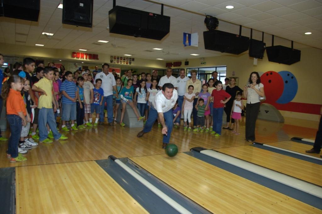 El Mundo: INAUGURA JOSÉ ABRAHAM TORNEO DE BOLICHE INFANTIL
