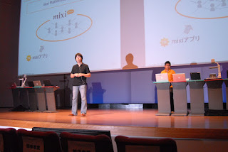 基調講演でOpen Social についてプレゼンテーションしている方の画像。