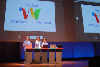 基調講演でGoogle Waveについてプレゼンテーションしている3人を示す画像。