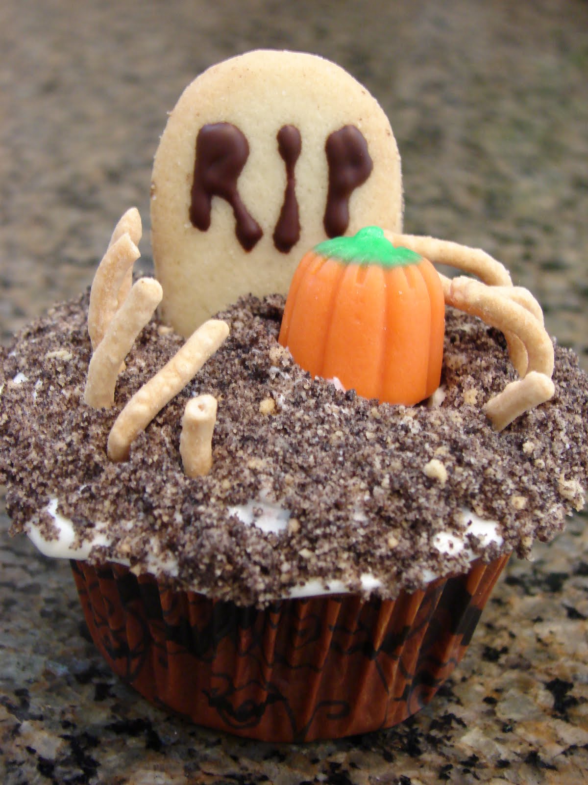 Scary Halloween Grave Yard Cupcakes