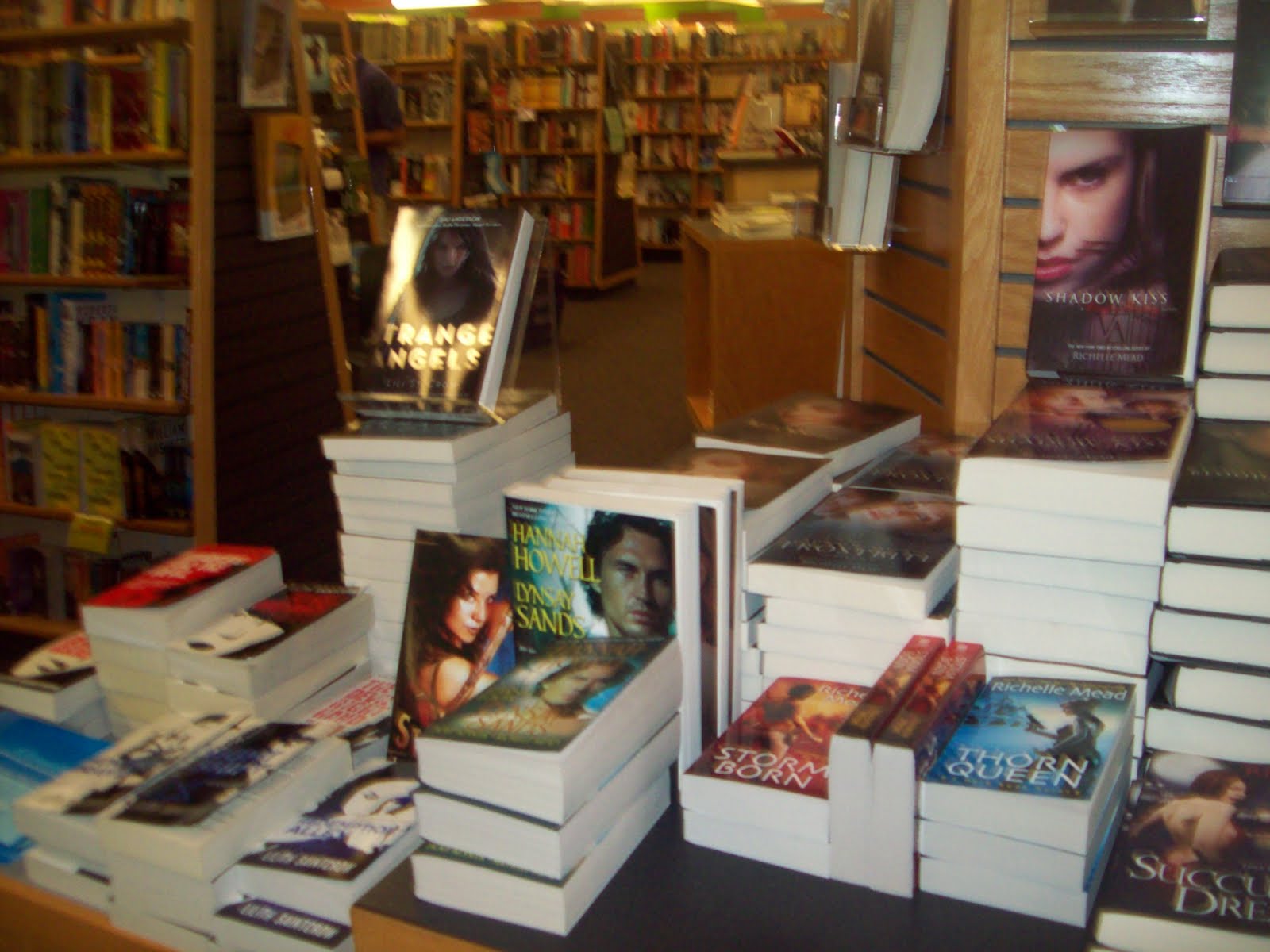 [Richelle+mead+signing+016.JPG]