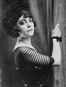 [220px-Asta_Nielsen.jpg]