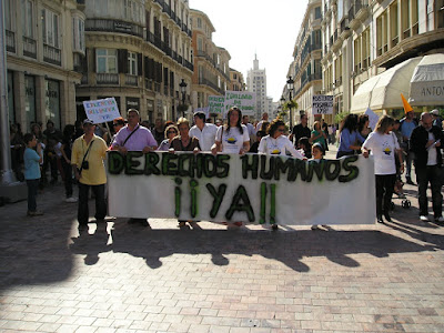 cabecera de la marcha con pancarta : derechos humanos¡ya!