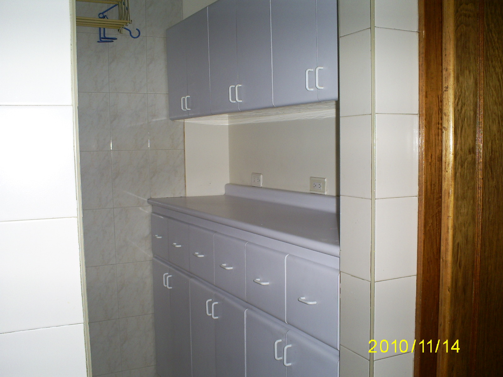 INMOBILIARIA CB: Zona lavandería con tendedero y mueble depósito