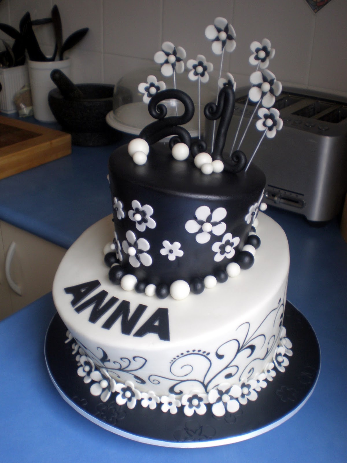 Чёрный торт на день рождения. Торт черно белый. Черно белый торт на день рождения девочке. Стильный торт на день рождения. Торт в черно белом стиле.