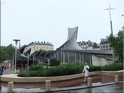 Moderna iglesia dedicada a Santa Juana de Arco