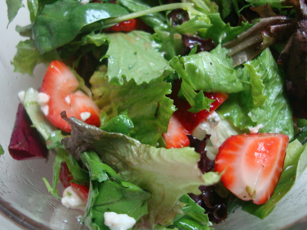 Home Cooking Experiment Strawberry spring mix salad
