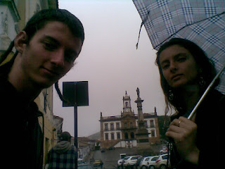 pegando carona debaixo de chuva em Ouro Preto, Minas Gerais