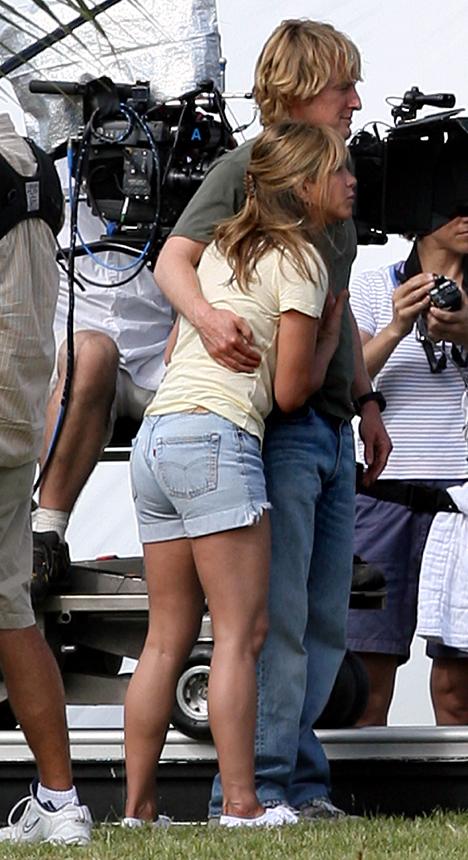 Owen Wilson and Jennifer Aniston cuddle up