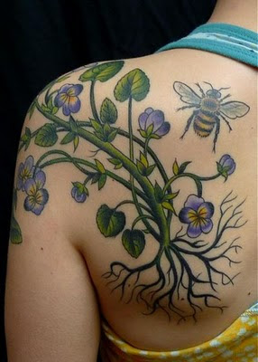 Tattoo Kupu-Kupu dengan Kombinasi Tattoo Bunga