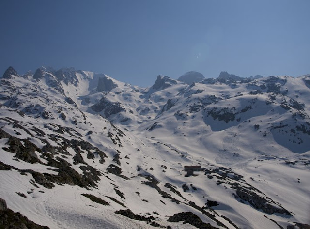 Vista del camino y el refugio de Vegarredonda en Picos de Europa