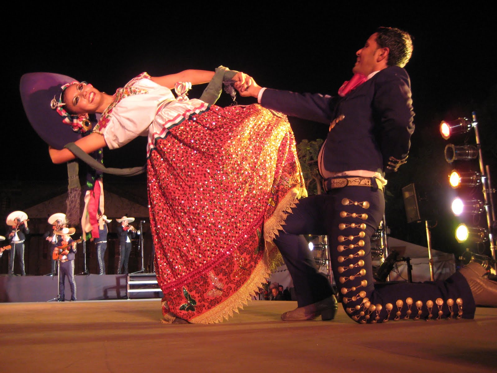 Танцы в мексике