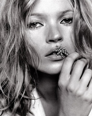 Kate Moss : B/W pictures on magazine