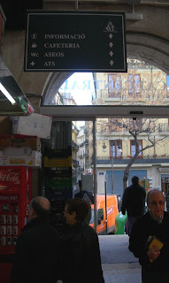 Cartell amb punt de vista desorientat al mercat central de València