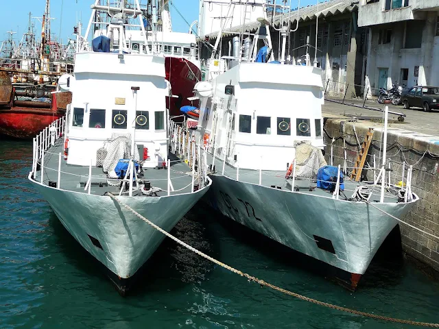 Barcos gemelos anclados en puerto de Mar del Plata.