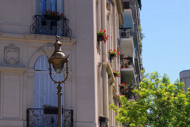 Farola y flores en balcones de Ciudad de Buenos Aires