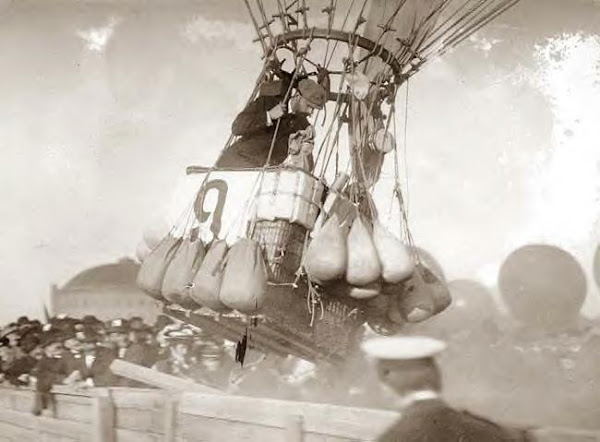 Balloon race. Conquerer rising, Berlin, Germany, 1908