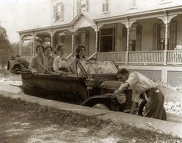 Man cranking car. 1914