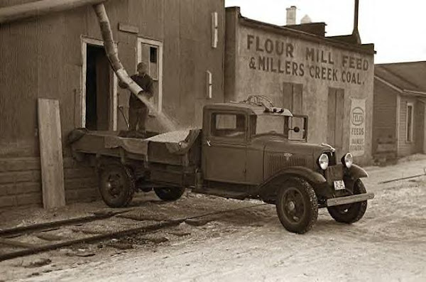 Loading corn onto truck, Spencer, Iowa, 1936