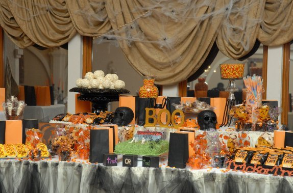 Party Frosting: More Halloween ideas/inspiration: Table setups!