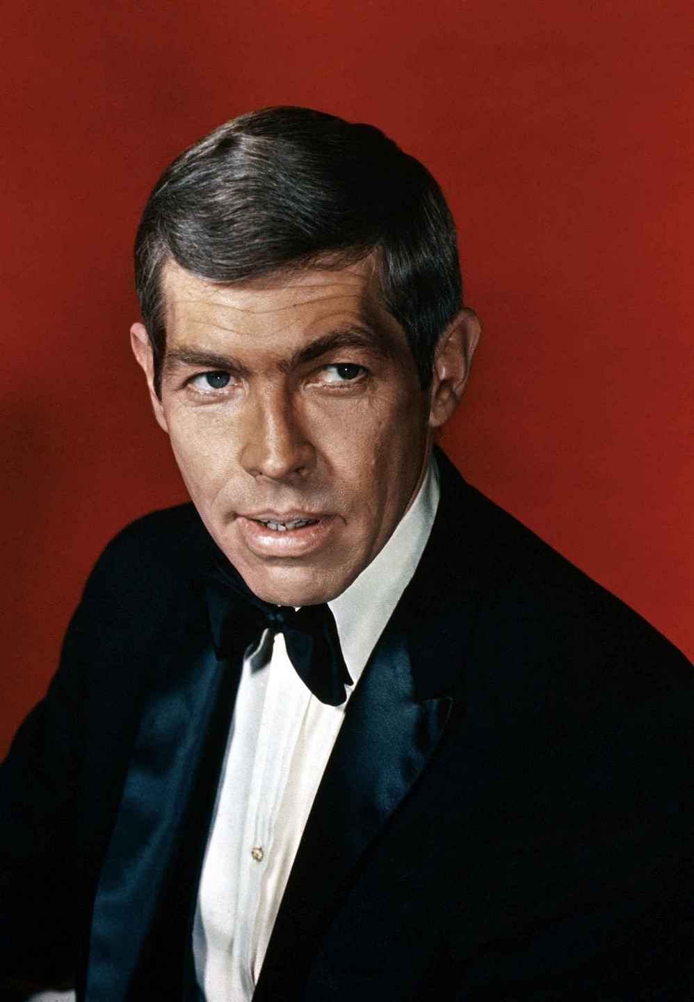 un homme en noir James Coburn