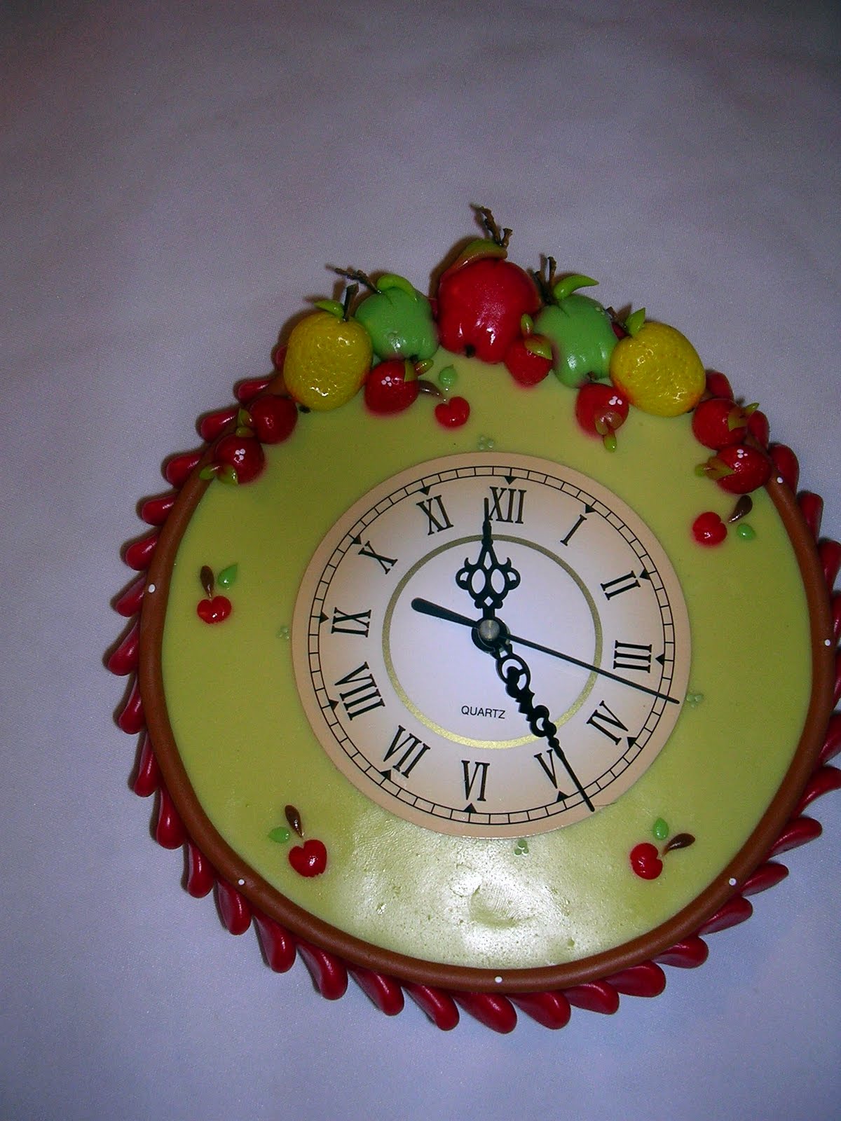 Mis trabajos de porcelana y pintura: Reloj de porcelana decorado con frutas