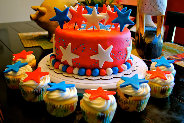 4th of July Cake w/Cupcakes