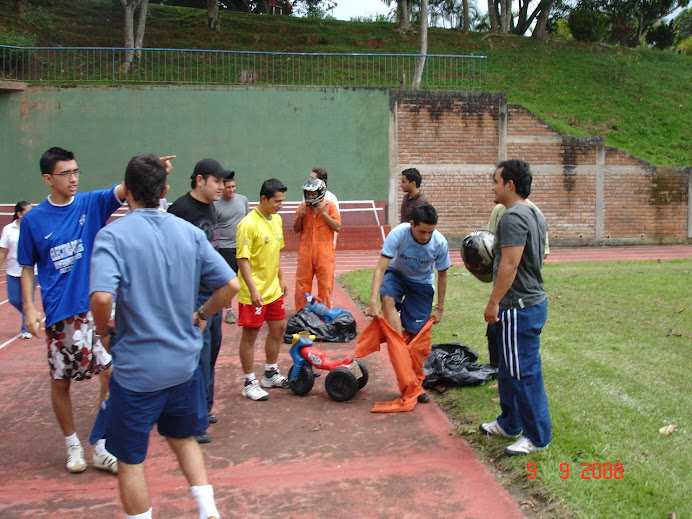 JUGANDO A LA CARRERA DE CARS