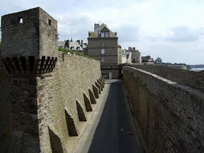 walls inside Saint-Malo