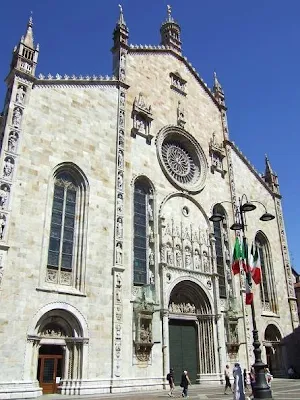 facade of Duomo di Como