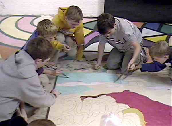 [children_painting_a_mural_2.jpg]