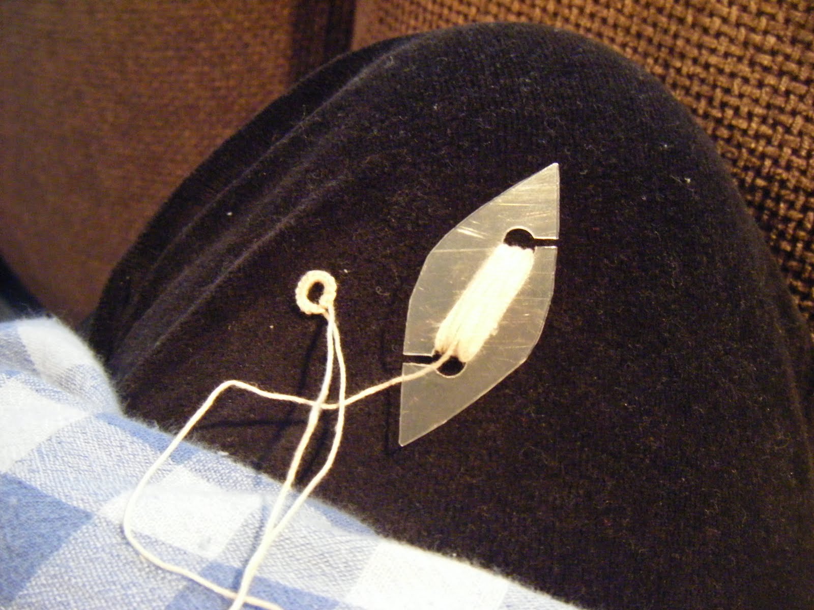 Free craft patterns! Tutorial Cheap & easy plastic tatting shuttles